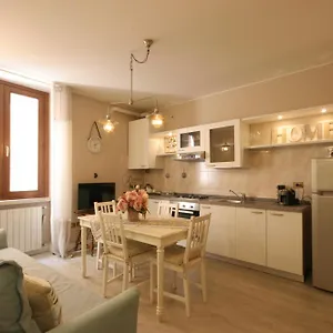 Violetta Maison, Elegante E Romantica A Salo' Saló